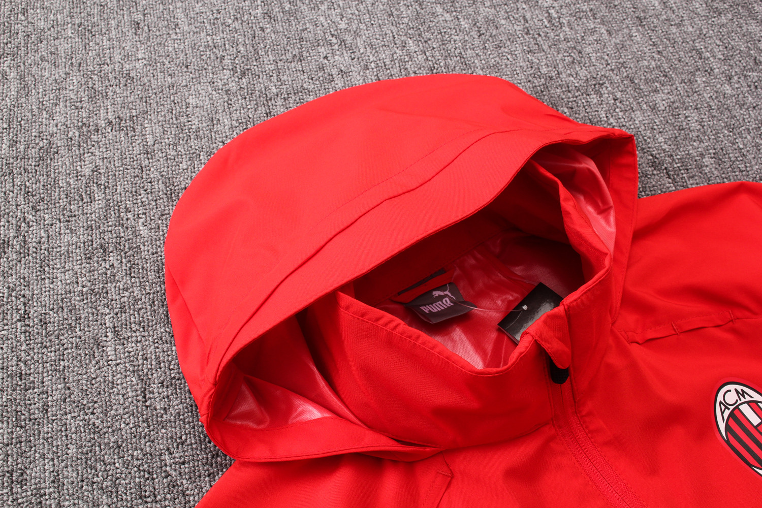 Միլանի կարմիր բաճկոն